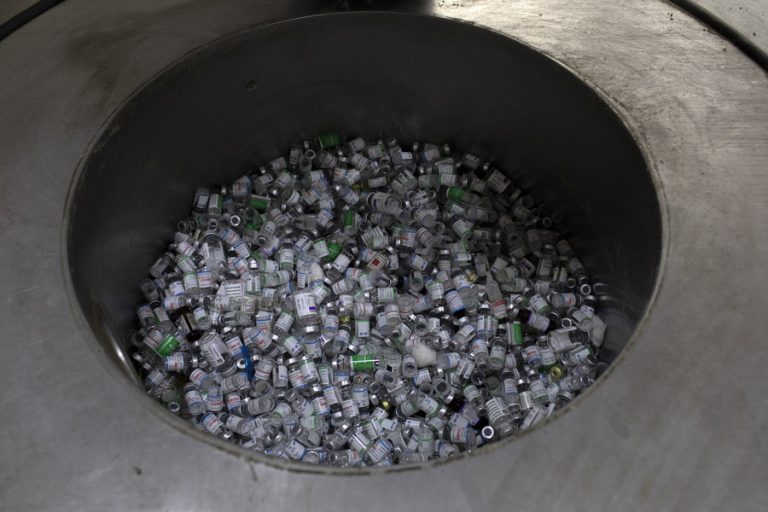 Άρχισαν να βγάζουν παράνομες τις υποχρεωτικότητες εμβολίων! Δείτε πού