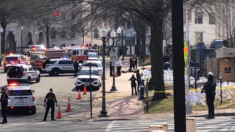 Ουάσινγκτον: Αυτοπυρπολήθηκε άνδρας που υπηρετεί στην Πολεμική Αεροπορία των ΗΠΑ έξω από την πρεσβεία του Ισραήλ