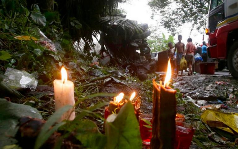 Τραγωδία στις Φιλιππίνες: 14 νεκροί από την πτώση φορτηγού σε χαράδρα