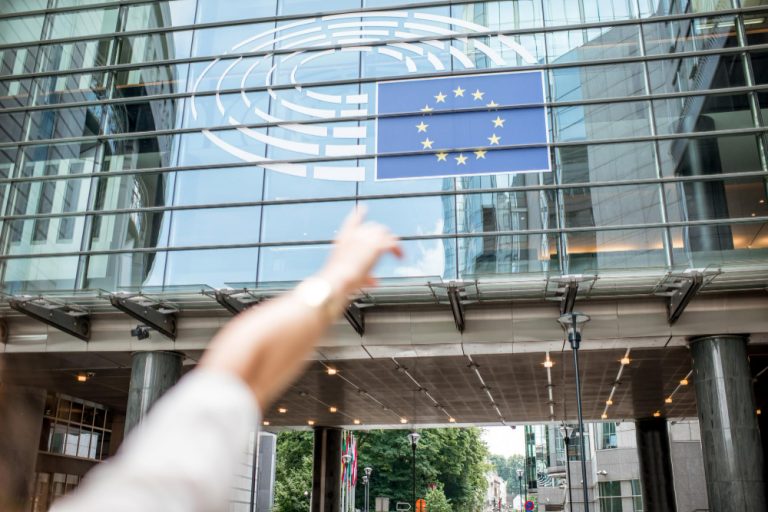 Βρυξέλλες: «Σε πανικό οι τεχνοκράτες της ΕΕ: Ο κόσμος δεν πιστεύει πια το ψέμα για το κλίμα»