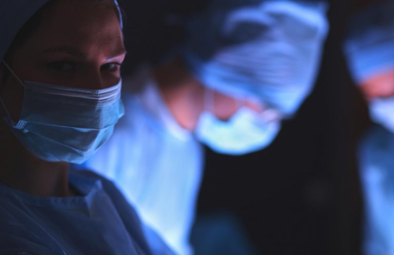 Διπλασιάστηκαν οι ΞΑΦΝΙΚΟΙ θάνατοι! «Δυστυχώς φταίει το εμβόλιο», λέει επιστήμονας