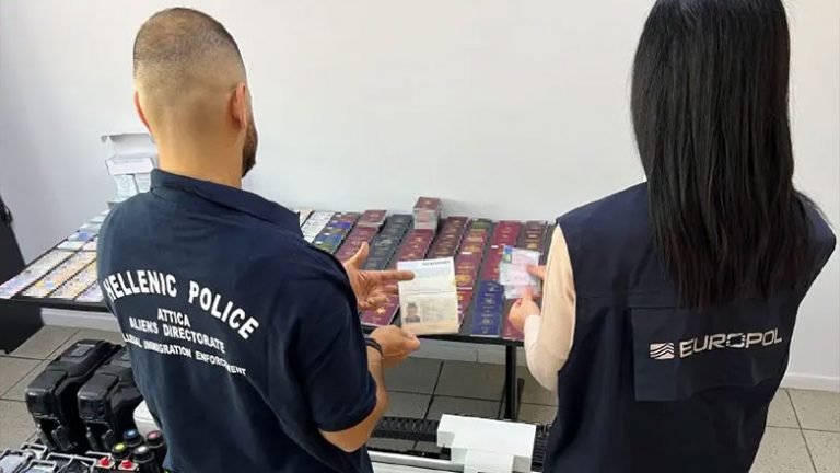 Επιχείρηση «ILLUMINATI»: Εξαρθρώθηκε κύκλωμα πλαστογραφίας και διακίνησης μεταναστών
