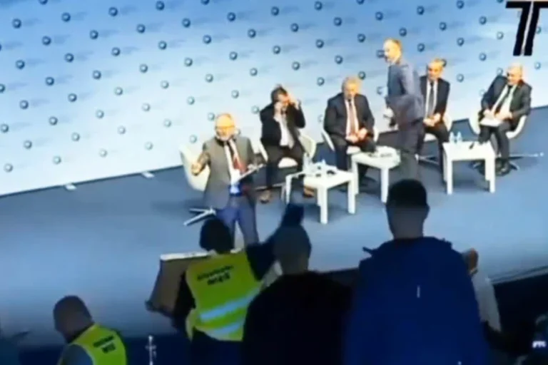 Πολωνία: Έριξαν αυγά οι αγρότες στον Υπουργό Γεωργίας – «Προδότη μας πούλησες για την Ουκρανία» – Ξυπνάει ο κόσμος και καταλαβαίνει για ποιο λόγο τον εξαθλίωσαν με τις κυρώσεις στη Ρωσία