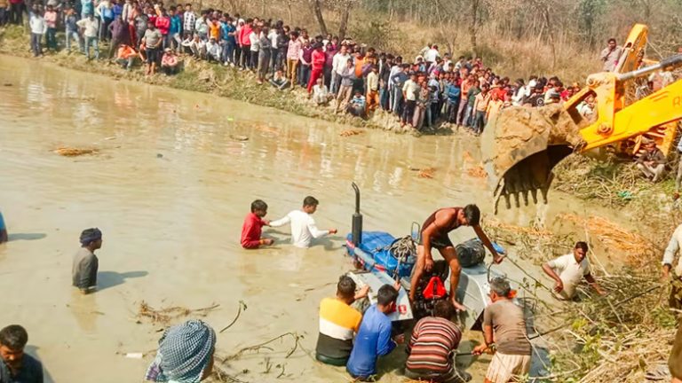 Ινδία: Τρακτέρ με ρυμουλκούμενο τρέιλερ, στο οποίο επέβαιναν δεκάδες προσκυνητές, κατέληξε σε λίμνη – Τουλάχιστον 24 νεκροί