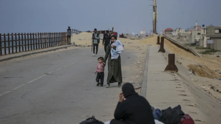 «Πεθαίνουμε από την πείνα», λένε οι Παλαιστίνιοι της Γάζας – Τρώνε φύλλα φυτών και ζωοτροφές για να επιβιώσουν