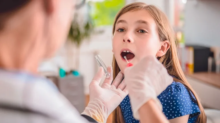 Στρεπτόκοκκος: Προ των πυλών η περίοδος έξαρσης – Τα SOS συμπτώματα που πρέπει να προσέχουν οι γονείς