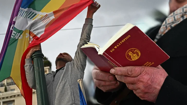 Νομοσχέδιο για τα ομόφυλα: Δύο διαφορετικοί κόσμοι στο Σύνταγμα – Οι υπέρ και οι κατά, δείτε βίντεο και φωτογραφίες