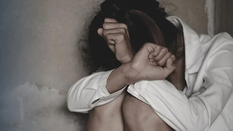 Λάρισα: Χειροπέδες σε 54χρονο που θώπευε την εγγονή του