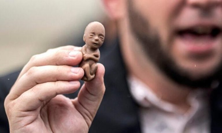 Σατανικός ναός ισχυρίζεται πως η άμβλωση είναι μέρος τής θρησκείας τους στην προσπάθειά τους να ανατρέψουν τις απαγορεύσεις τών αμβλώσεων