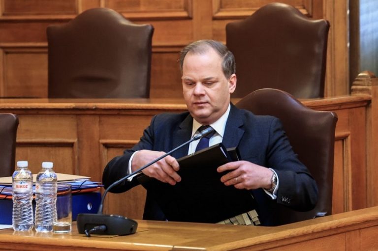 OI KATAΘΕΣΕΙΣ ΠΟΥ ΣΤΕΛΝΟΥΝ ΤΟΝ ΚΑΡΑΜΑΝΛΗ ΣΤΟ ΕΙΔΙΚΟ ΔΙΚΑΣΤΗΡΙΟ. ΤΙ ΘΑ ΚΑΝΟΥΝ ΤΩΡΑ ΚΛΑΠΑ- ΑΔΕΙΛΙΝΗ ΕΚΕΙ ΨΗΛΑ ΣΤΟΝ ΑΡΕΙΟ ΠΑΓΟ;