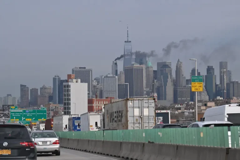 Πυκνός καπνός, φλόγες ξέσπασαν από τον ουρανοξύστη κοντά στο Παγκόσμιο Κέντρο Εμπορίου μετά από φωτιά στην ταράτσα.
