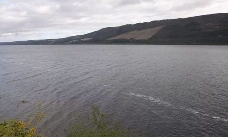 Εντοπίστηκε το τέρας του Λοχ Νες; Νέες φωτογραφίες δείχνουν «κτήνος» 2,5 μέτρων στα νερά.
