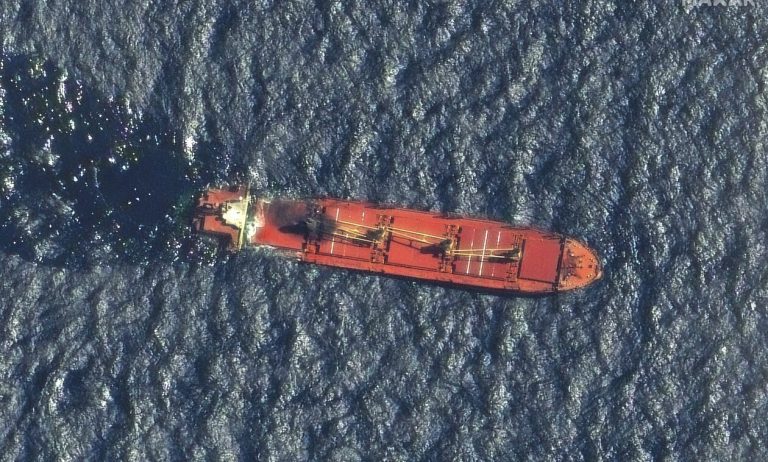 Παγκόσμιος συναγερμός: Κίνδυνος μόλυνσης από το πλοίο που βύθισαν οι Χούθι