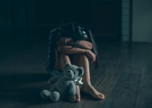 Χαλκίδα: αρρωστημένη μητέρα ερωτοτροπούσε μπροστά στη 12χρονη κόρη της