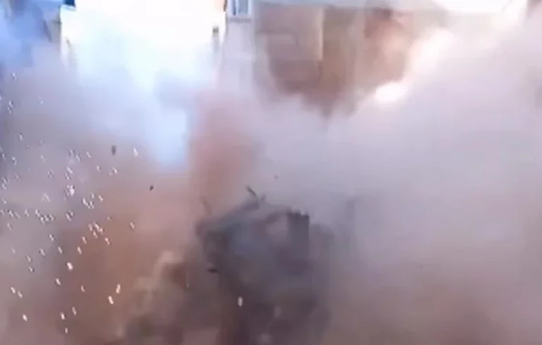 Η στιγμή της κατάρρευσης πολυκατοικίας στην Αλεξάνδρεια της Αιγύπτου – Τέσσερις νεκροί