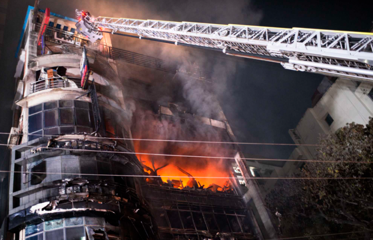 Μπανγκλαντές-πυρκαγιά σάρωσε εμπορικό κέντρο στην πρωτεύουσα, στοιχίζοντας τη ζωή σε τουλάχιστον 43 άτομα