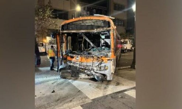 Θρίλερ στο Λος Άντζελες: Οπλισμένος άνδρας κατέλαβε λεωφορείο και το έριξε σε οχήματα