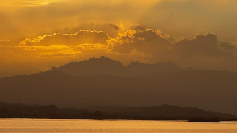 Ο ουρανός της Ελβετίας καλυμμένος από “πέπλο” άμμου από τη Σαχάρα