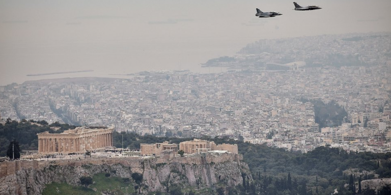 Διελεύσεις μαχητικών πάνω από την Αθήνα το πρωί της Παρασκευής