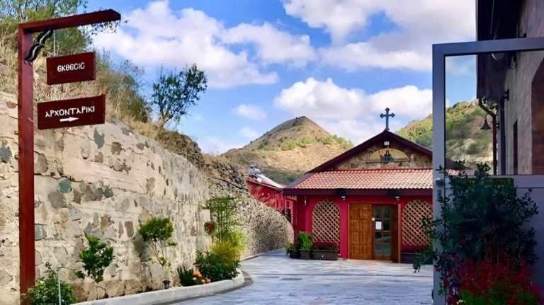 Σκάνδαλο σε Μονή της Κύπρου με σεξουαλικές πράξεις μοναχών, χρηματοκιβώτιο με 800.000 ευρώ και ψεύτικο μύρο