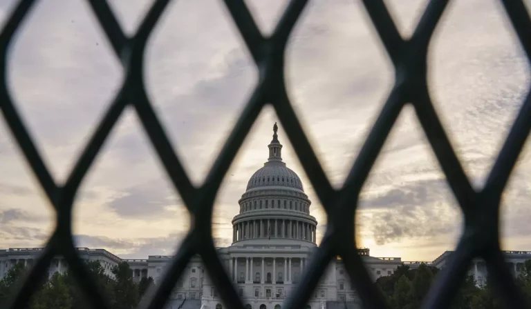 Με εντολή Τ.Μπάιντεν υψώνεται φράχτης γύρω από το Καπιτώλιο – Στα σύνορα ζητά να σταματήσει η ανέγερση