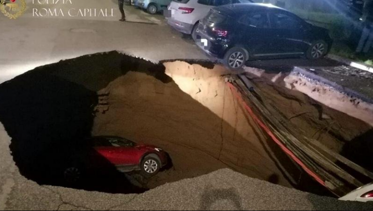 Ρώμη: Άνοιξε τρύπα βάθους δέκα μέτρων σε δρόμο και «κατάπιε» δύο αυτοκίνητα