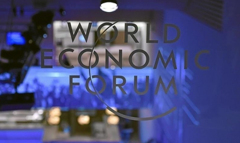 Η World Street Journal επικαλέστηκε πολλές πηγές, νυν και πρώην υπαλλήλων του WEF που βίωσαν σεξουαλική και ρατσιστική παρενόχληση απο ανώτερα στελέχη και τον ίδιο τον Klaus Schwab