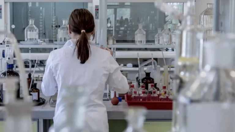 Παγκόσμιος συναγερμός για τη μηνιγγίτιδα: Τα ασυνήθιστα συμπτώματα