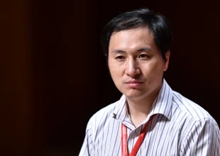 He Jiankui: Αποφυλακίστηκε ο πιο επικίνδυνος επιστήμονας της Κίνας