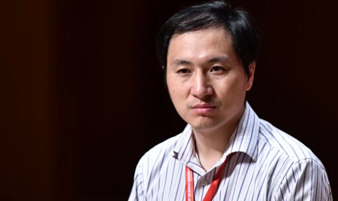 He Jiankui: Αποφυλακίστηκε ο πιο επικίνδυνος επιστήμονας της Κίνας
