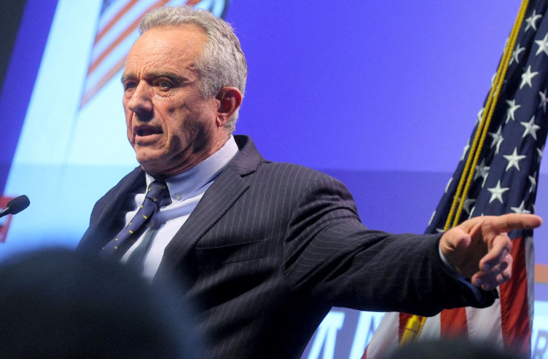 Χαμός σε «έφοδο» του Κένεντι στον FDA: «Είστε μαριονέτες του βαθέος κράτους»