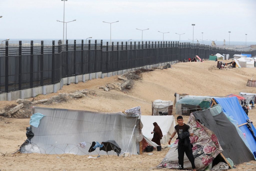 Παλαιστίνιοι εσωτερικά εκτοπισμένοι σε σκηνές στη Ράφα, δίπλα στον φράχτη στα σύνορα με την Αίγυπτο, στη νότια Λωρίδα της Γάζας (REUTERS/Ibraheem Abu Mustafa)