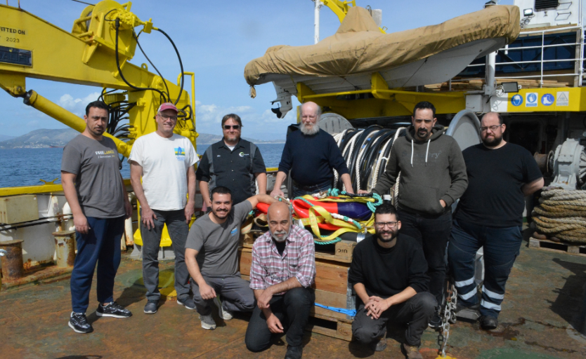 Ο Δημήτρης Σακελλαρίου (στο κέντρο) με την ερευνητική ομάδα του προγράμματος «Αθηνά εναντίον Εγκέλαδου», στο κατάστρωμα του ωκεανογραφικού «Αιγαίο», μετά την εγκατάσταση του νέου ηχογραφικού συστήματος.