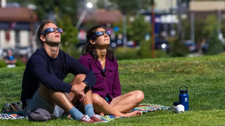 Σε εξέλιξη η ολική έκλειψη ηλίου – Φρενίτιδα στις ΗΠΑ Πάνω από 30 εκατ. άνθρωποι ζουν στο… μονοπάτι της ολικότητας – Επηρεάζονται επίσης Μεξικό και Καναδάς – Ελάχιστα ορατό από την Ευρώπη το φαινόμενο