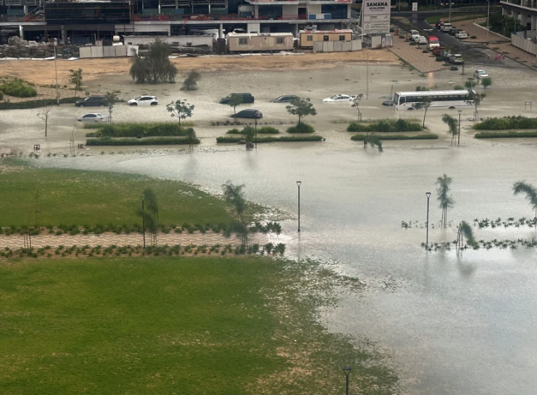 Βροχή ενός έτους βυθίζει το συνήθως ξηρό Ντουμπάι κάτω από το νερό