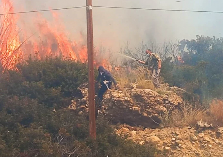 Κρήτη: Καίγονται τα πρώτα σπίτια στο Λασίθι – Ένας τραυματίας