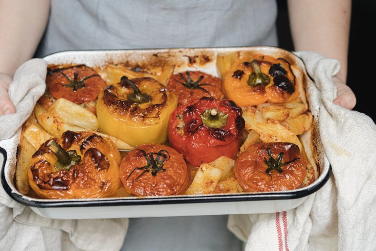 Βόλος: Απείλησε τη σύζυγό του με κουζινομάχαιρο επειδή ήθελε να μοιραστεί ένα ταψί γεμιστά με τους γονείς της