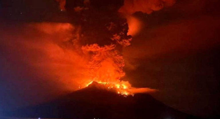 Ινδονησία: «Ξύπνησε» το ηφαίστειο Ρουάνγκ, απομακρύνεται πληθυσμός από την περιοχή