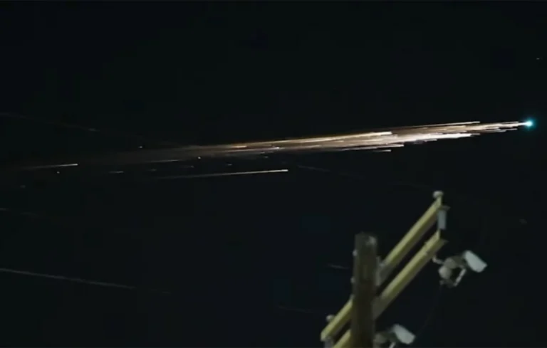 Μυστηριώδης λωρίδα φωτός παρατηρήθηκε στον ουρανό της νότιας Καλιφόρνιας