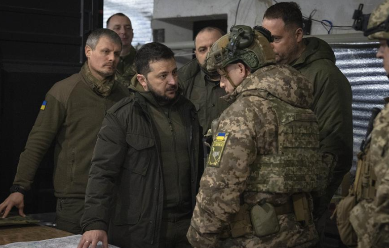 Ο Ουκρανός πρόεδρος υπογράφει αμφιλεγόμενο νόμο για την ενίσχυση της επιστράτευσης