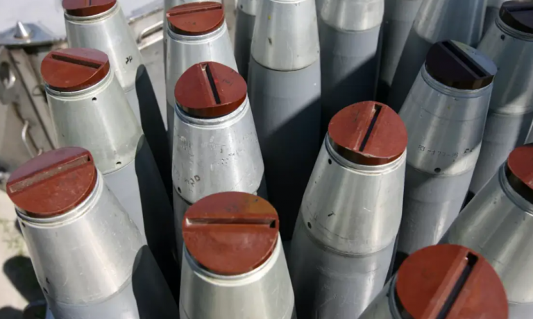 Σάλος με την απόφαση της ελληνικής κυβέρνησης να στείλει απαγορευμένα πυρομαχικά λευκού φωσφόρου στην Ουκρανία