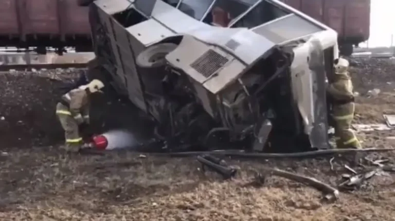 Ρωσία: Τουλάχιστον οκτώ νεκροί από τη σύγκρουση επιβατικής αμαξοστοιχίας με λεωφορείο