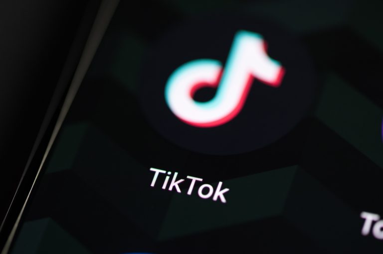 «Το TikTok λειτουργεί σαν ισχυρό ναρκωτικό» – Tο 17% βρέθηκε εθισμένο, βλέπουν 8 ώρες την ημέρα