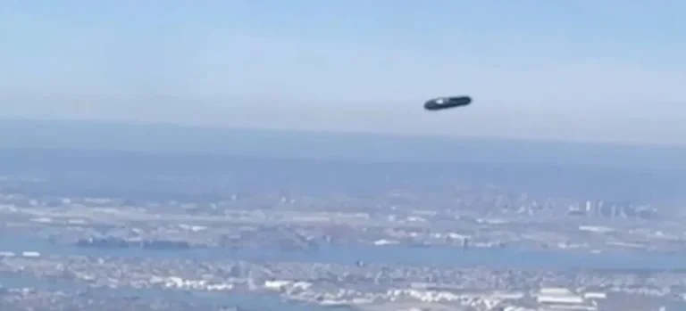 Περίεργο αντικείμενο, που μοιάζει με UFO, καταγράφηκε να πετάει πάνω από την Νέα Υόρκη