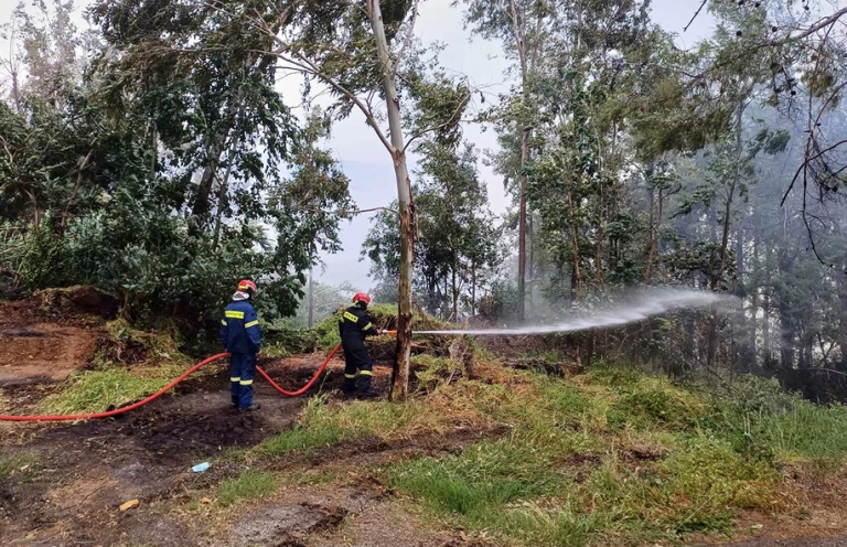 Διαστάσεις έχει πάρει η φωτιά στον Ναύσταθμο της Σούδας στην Κρήτη – Εκκένωση του δημοτικού σχολείου και του ναυτικού νοσοκομείου