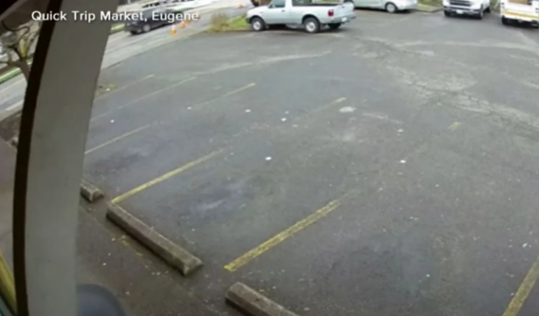 Η στιγμή που άνθρωπος σώζεται από θαύμα από ανεξέλεγκτη λεπίδα πριονιού! Σκηνή βγαλμένη από ταινία τρόμου!