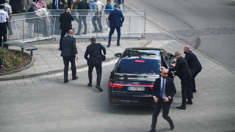 Πυροβόλησαν τον πρωθυπουργό της Σλοβακίας – Συνελήφθη ο δράστης