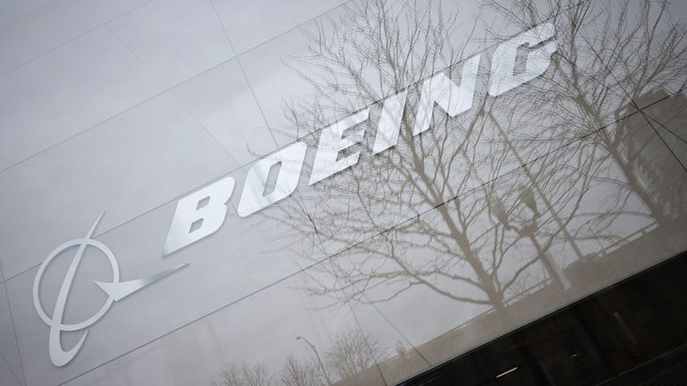 Ο πληροφοριοδότης της Boeing John Barnett βρέθηκε νεκρός σε φορτηγό με όπλο στο χέρι και σημείωμα αυτοκτονίας