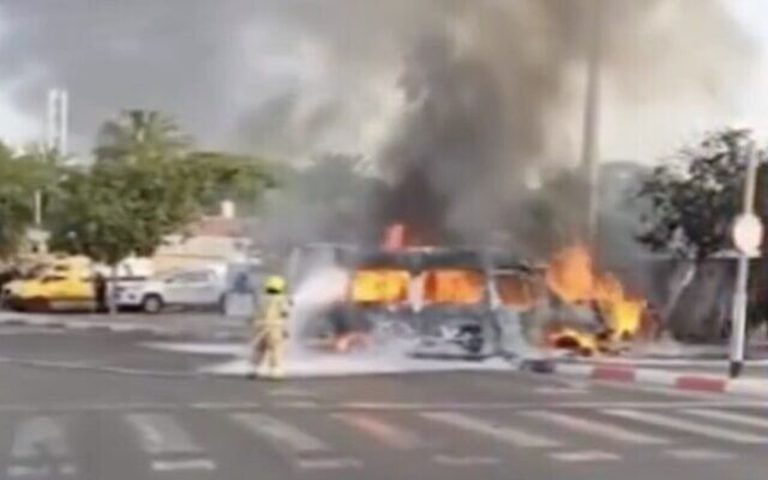 Ισχυρή έκρηξη στο Τελ Αβίβ – Λεωφορείο τυλίχθηκε στις φλόγες, ένας τραυματίας