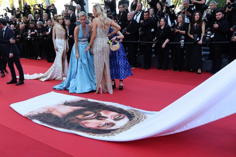 Κάννες: Χαμός με εικόνα του Χριστού στο κόκκινο χαλί